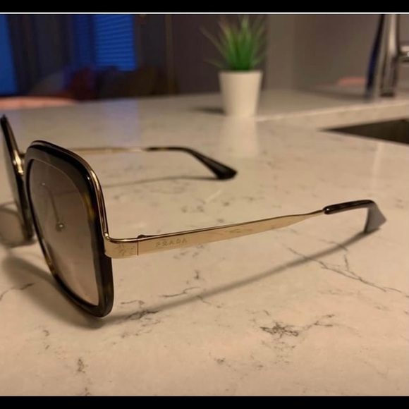 Prada sunglasses - Picture 4 of 5